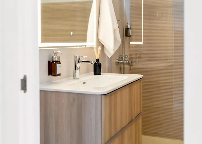 Beachfront Sea View, 75m Size And Parking דירה *