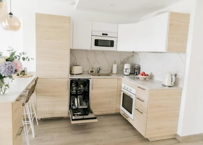 דירה Beachfront Sea View, 75m Size And Parking